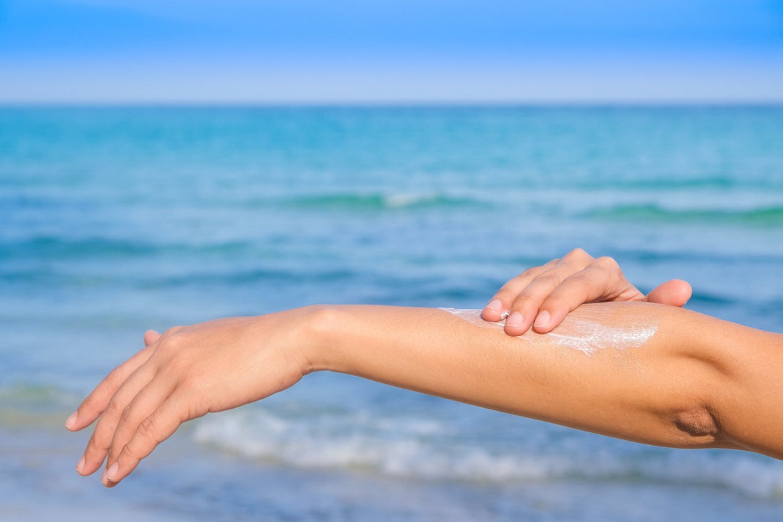 Sole, mare e cloro: come prenderci cura di corpo e capelli dopo le vacanze